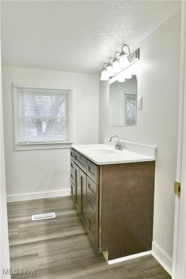 1460 North Road Northeast Warren, OH 44483 - Photo 26 of 50 Second floor full bathroom