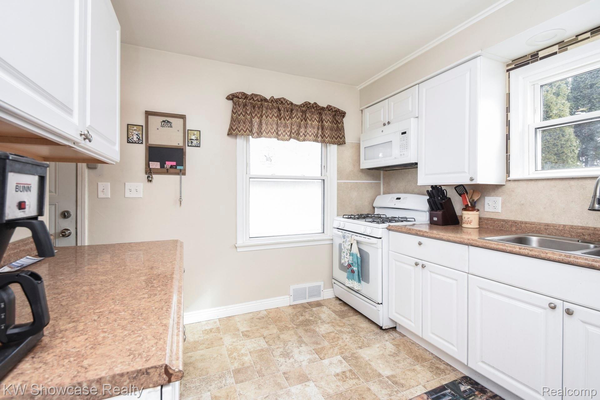 519 Byron Road Howell, MI 48843 - Photo 11 of 38 005-photo-kitchen-8047788.jpg