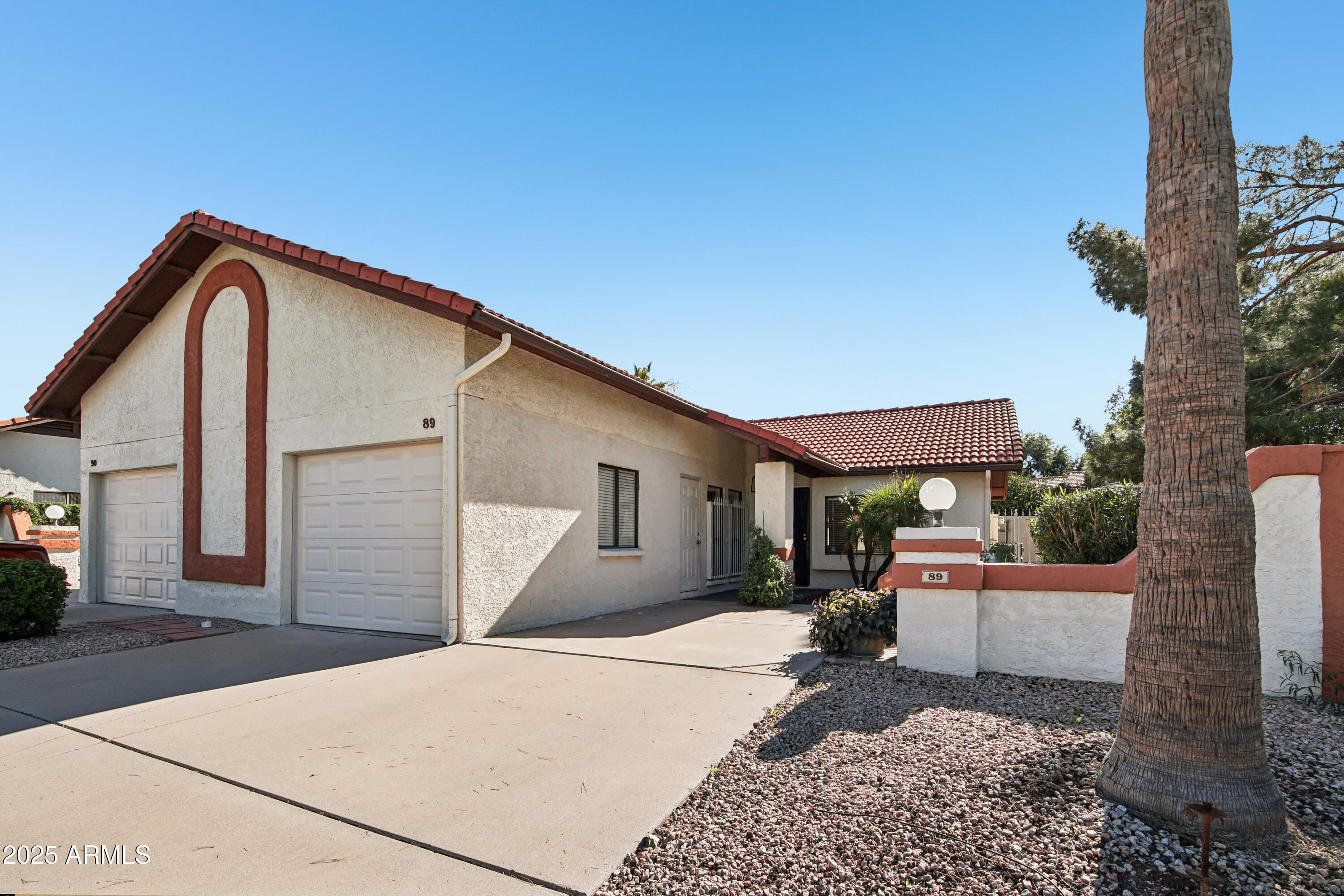 542 South Higley Road, Unit 89 Mesa, AZ 85206 - Photo 3 of 30 a backyard of a house with seating space