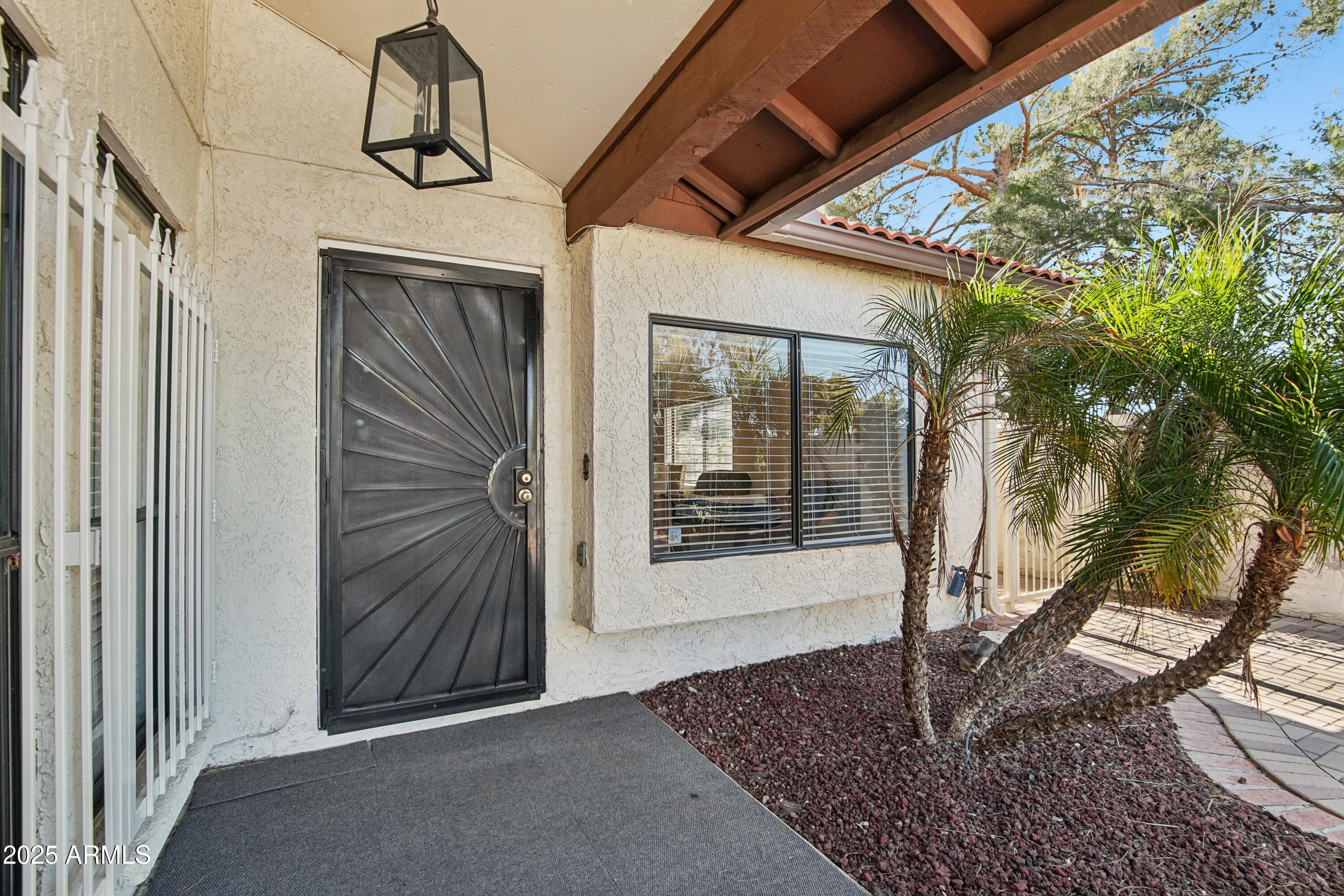 542 South Higley Road, Unit 89 Mesa, AZ 85206 - Photo 5 of 30 a view of a porch with a table and chairs