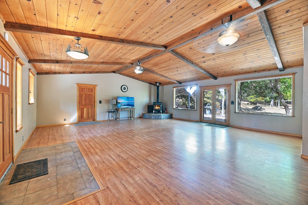 1040 Garner Road Cave Junction, OR 97523 - Photo 11 of 50 Family Room