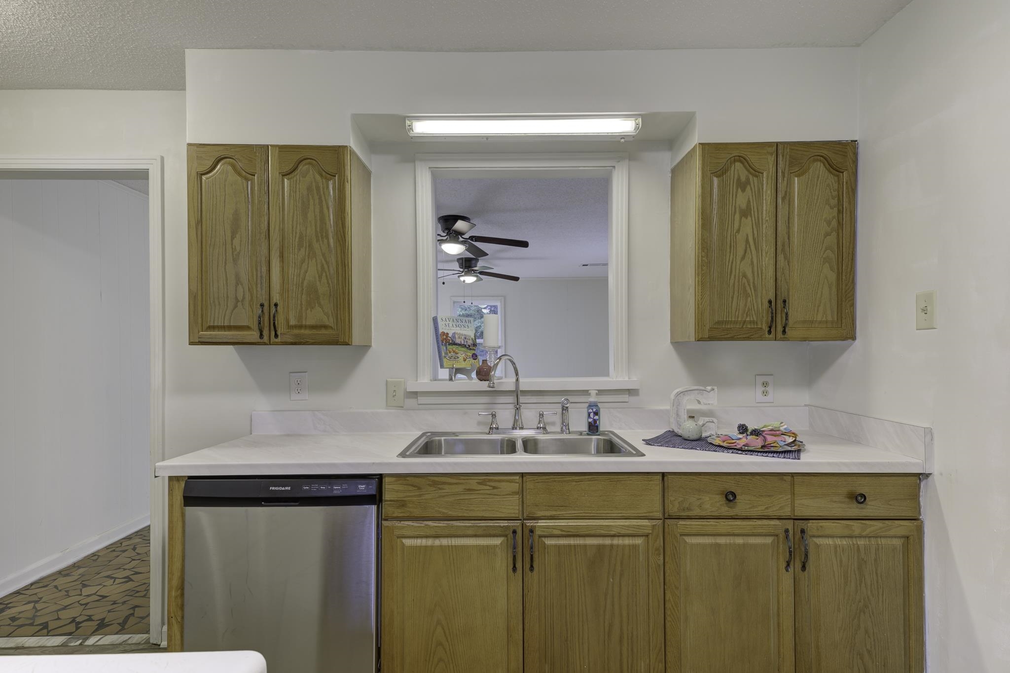 5077 New Castle Road Memphis, TN 38117 - Photo 11 of 37 a bathroom with a sink and a mirror