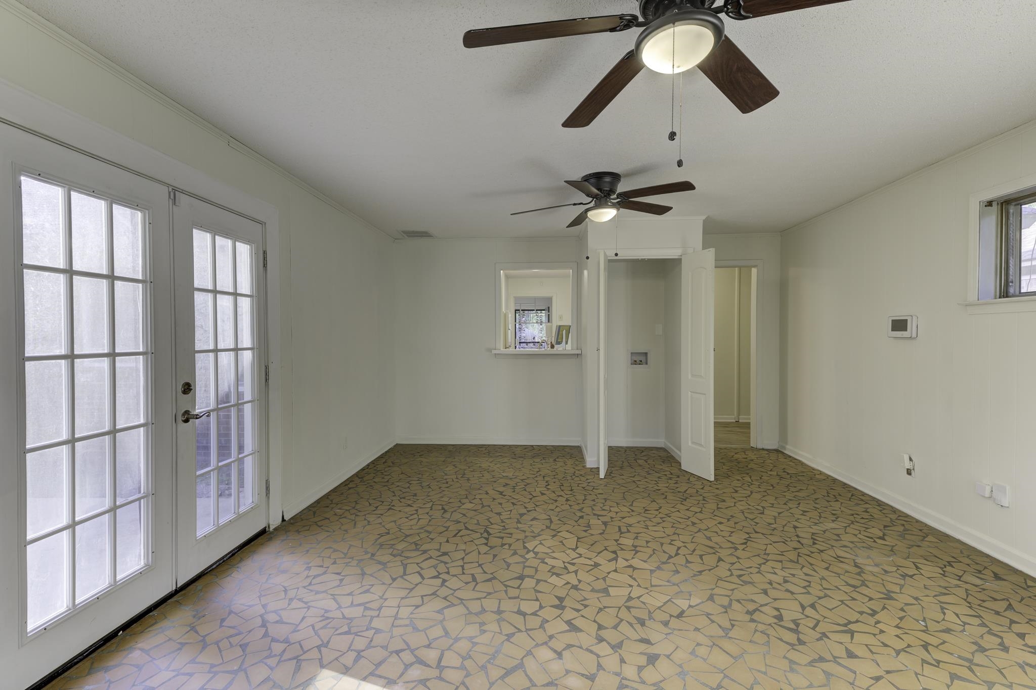 5077 New Castle Road Memphis, TN 38117 - Photo 18 of 37 a view of an empty room with a window