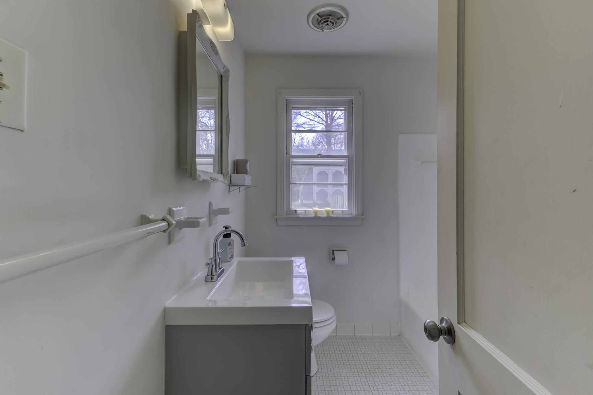 5077 New Castle Road Memphis, TN 38117 - Photo 22 of 37 a bathroom with a sink toilet and a bathtub