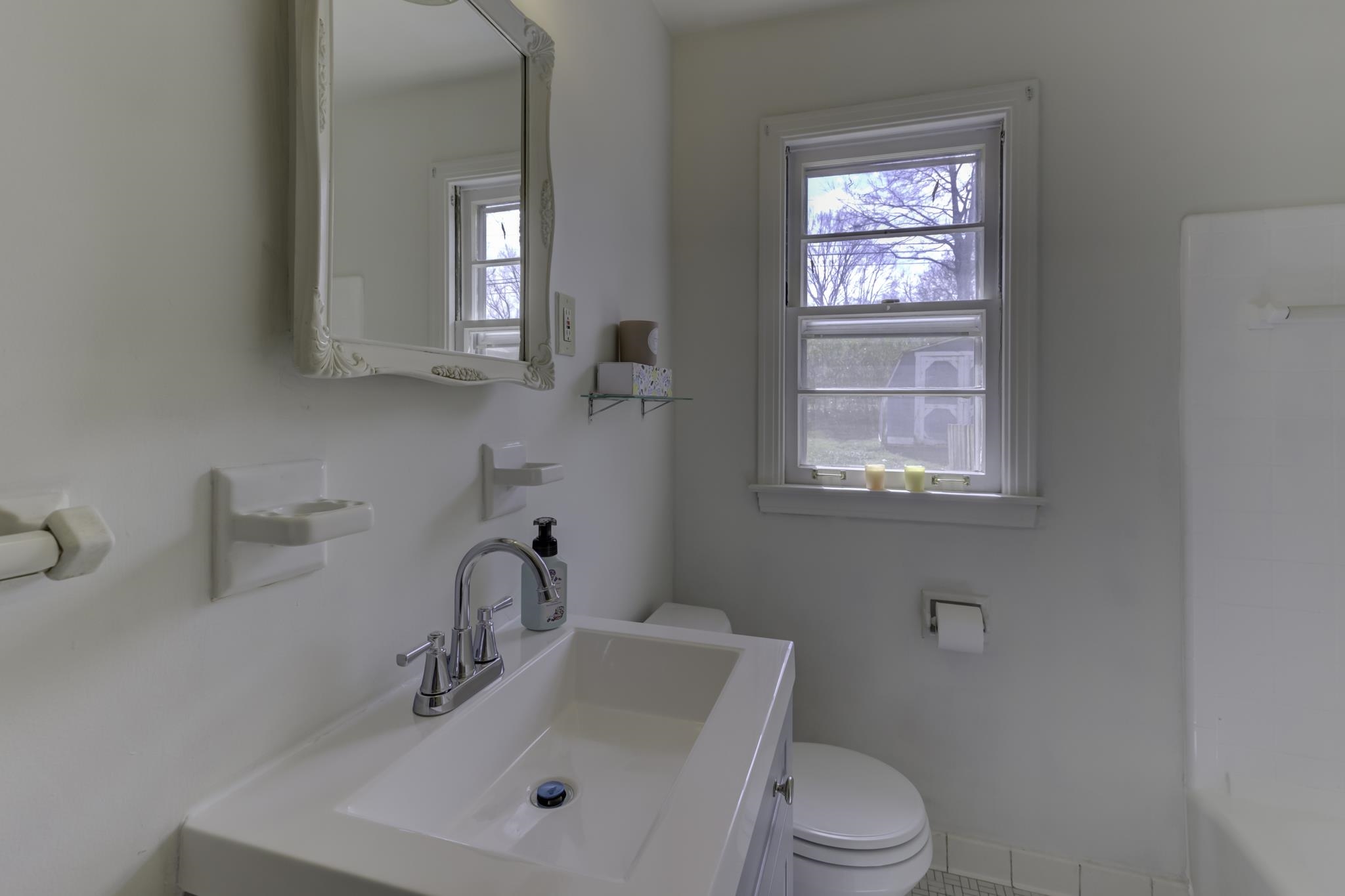 5077 New Castle Road Memphis, TN 38117 - Photo 24 of 37 a bathroom with a sink a toilet and a mirror