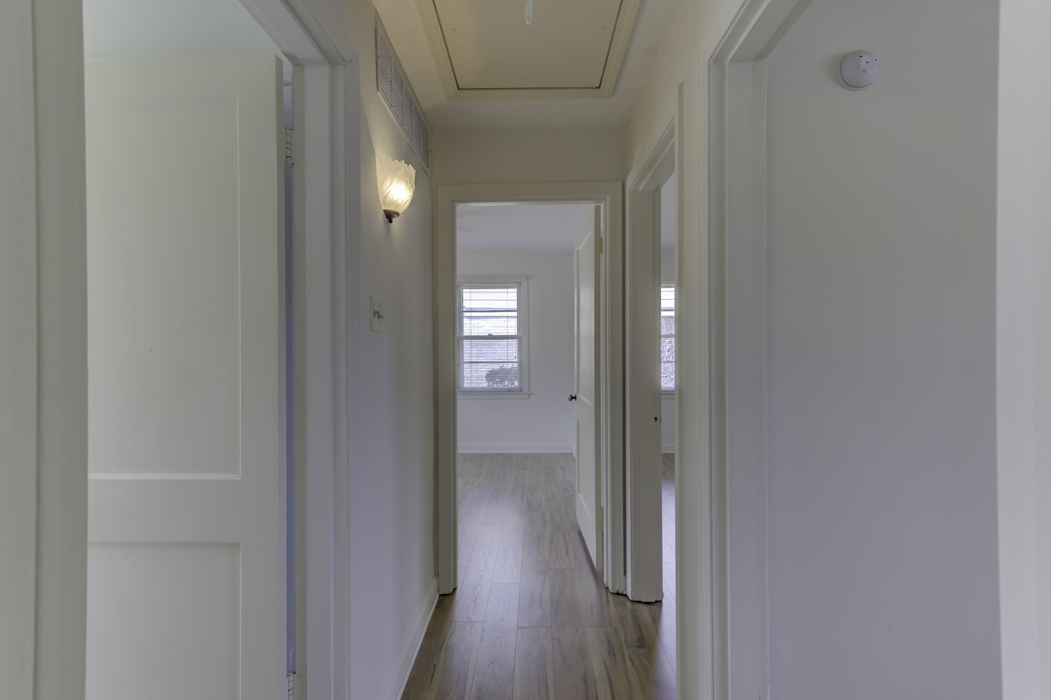 5077 New Castle Road Memphis, TN 38117 - Photo 25 of 37 a view of a hallway with wooden floor