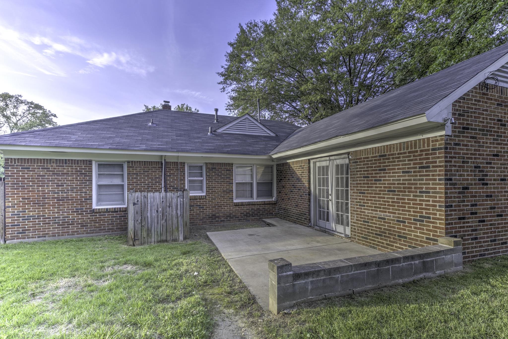 5077 New Castle Road Memphis, TN 38117 - Photo 31 of 37 a front view of house with a garden