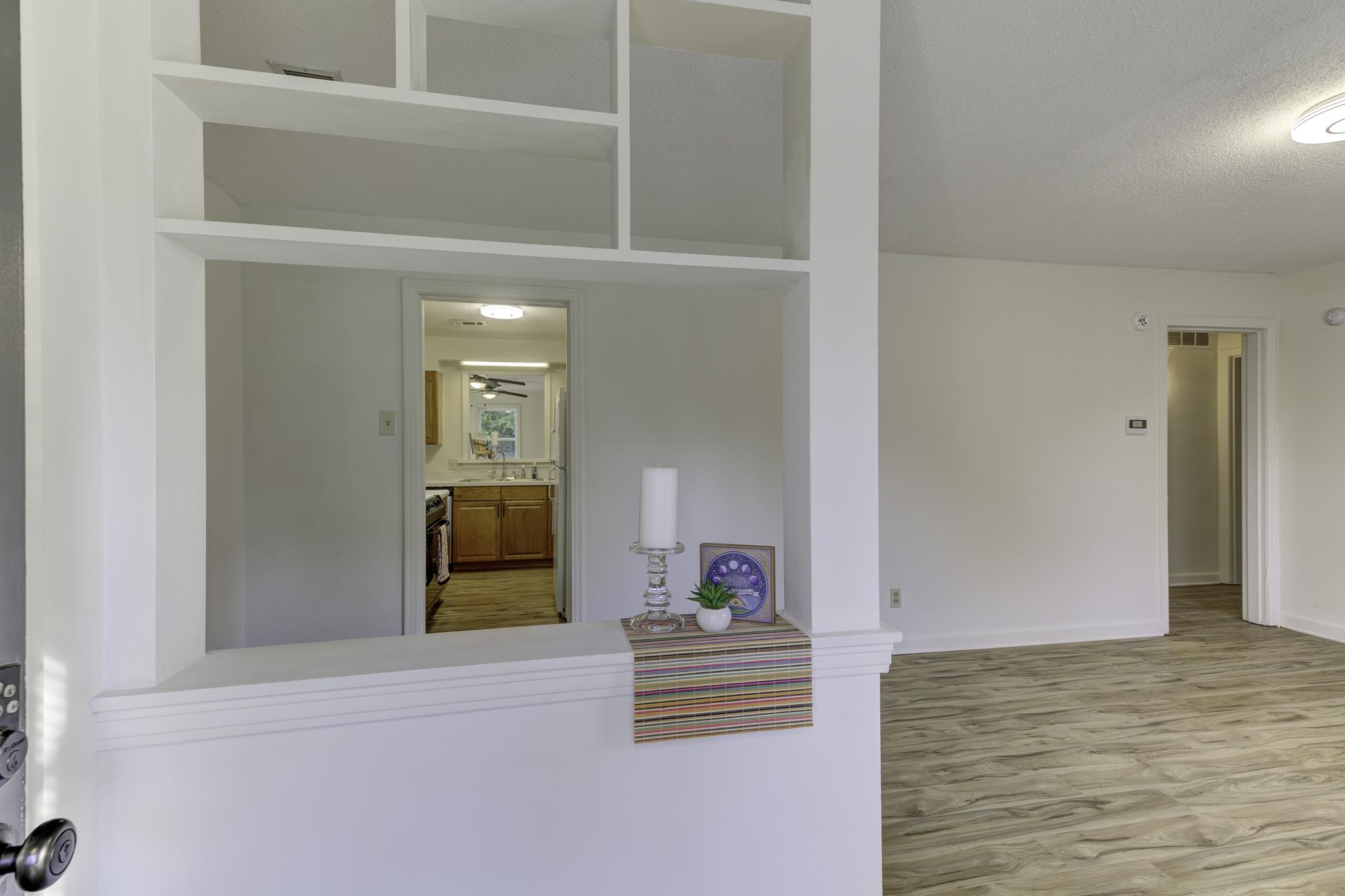 5077 New Castle Road Memphis, TN 38117 - Photo 4 of 37 a view of a living room