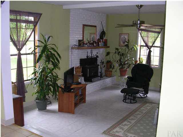 3333 Robinson Point Road Milton, FL 32583 - Photo 1 of 15 LIVING ROOM