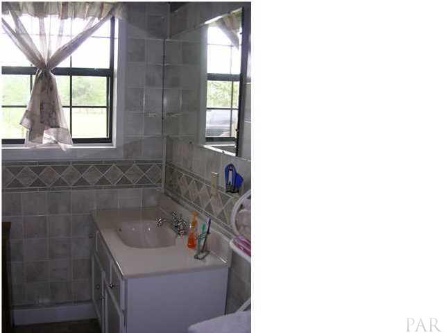 3333 Robinson Point Road Milton, FL 32583 - Photo 7 of 15 GUEST BATHROOM