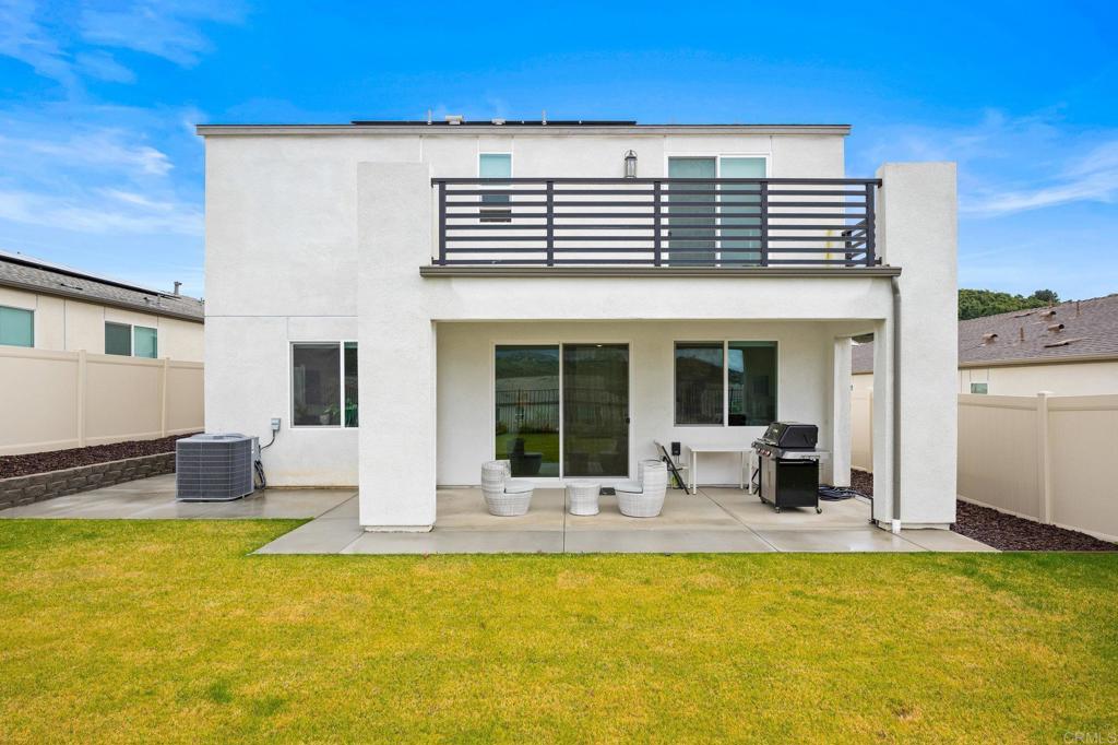 35152 Citrus Lane Fallbrook, CA 92028 - Photo 31 of 34 a view of a house with swimming pool in front of it