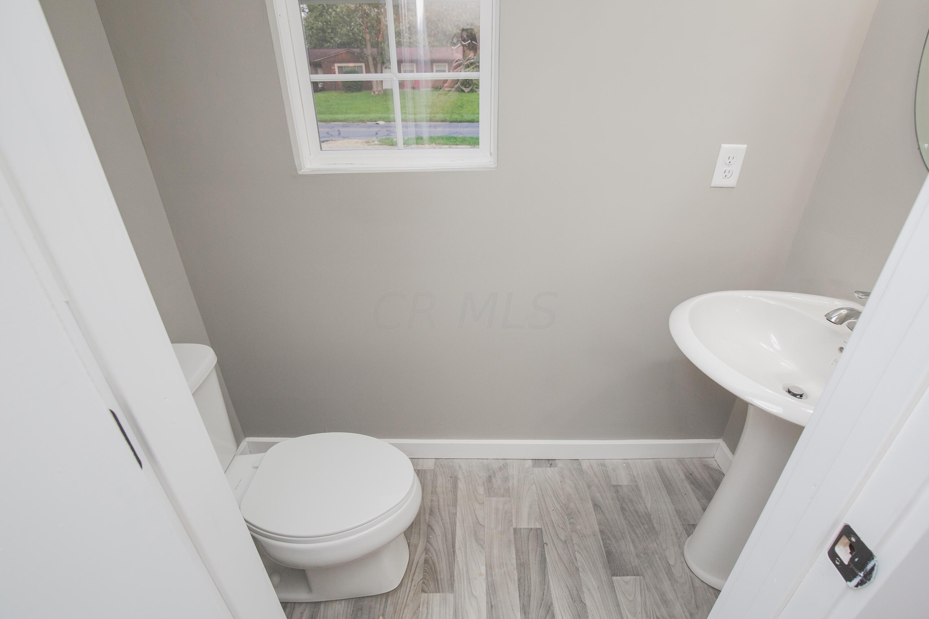 1945 Woodcrest Road Columbus, OH 43232 - Photo 6 of 32