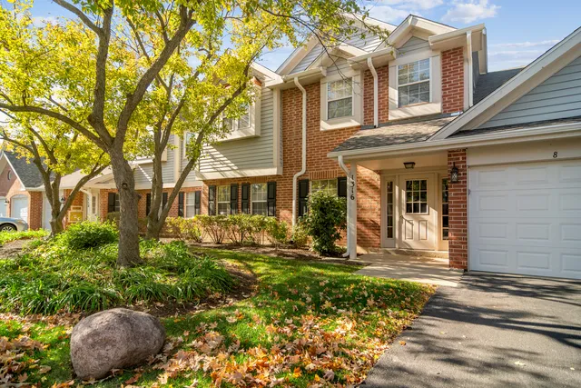 $325,000 | 1316 East Evergreen Drive, Unit 7, Palatine, IL 60074