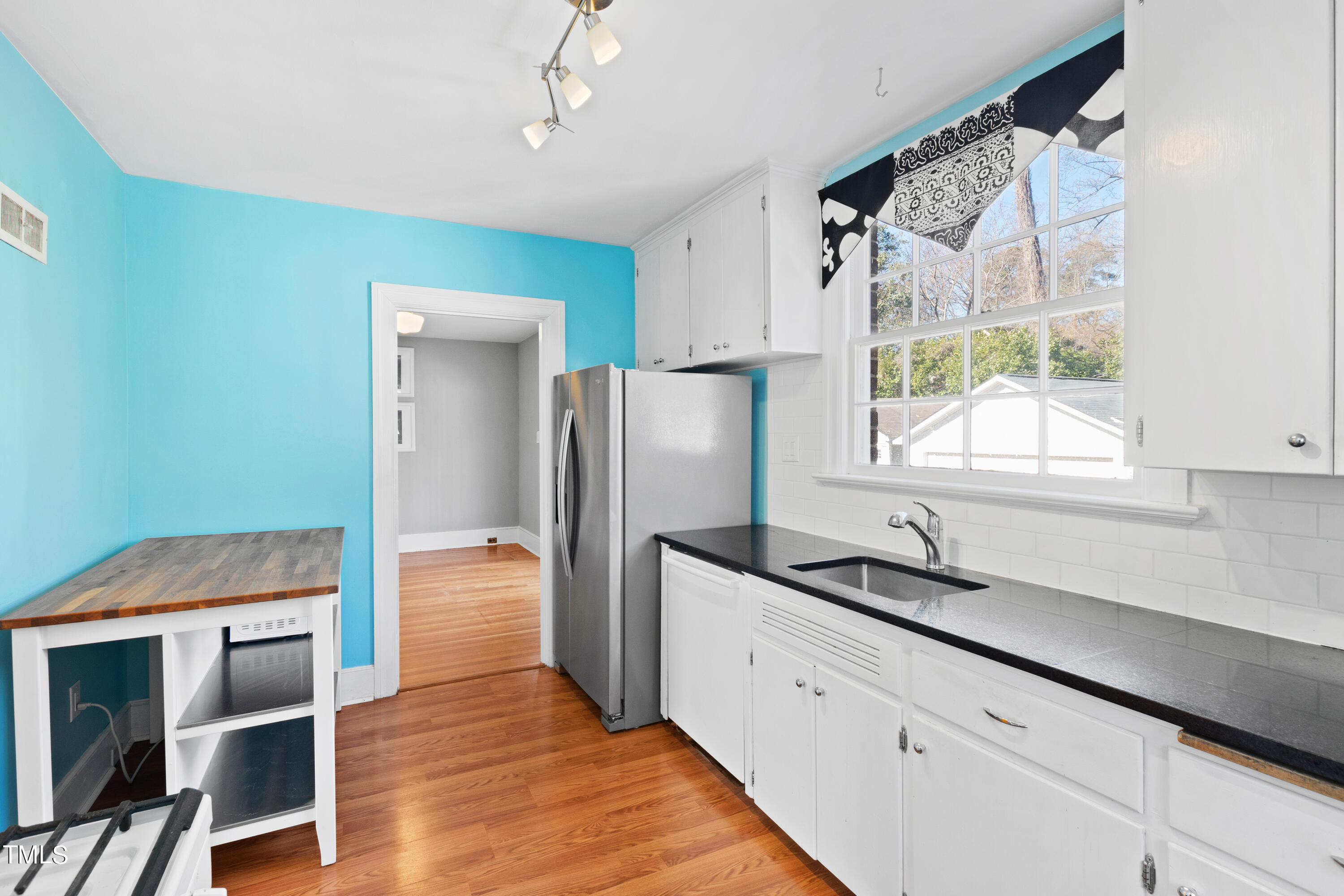 305 Hillcrest Road Raleigh, NC 27605 - Photo 10 of 45 9 Kitchen 5