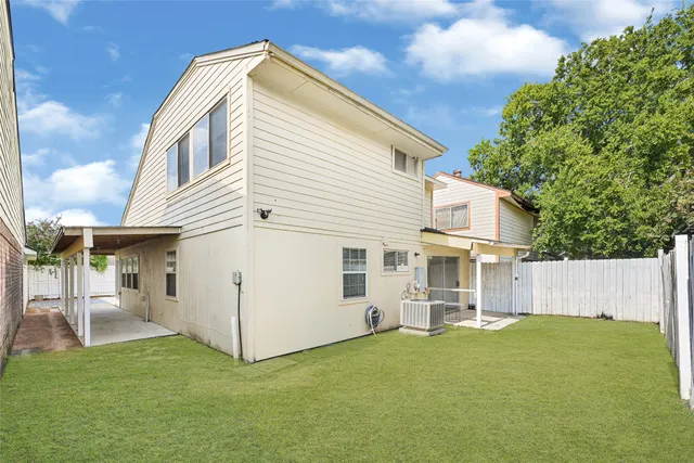 a view of a house with backyard and a garden
