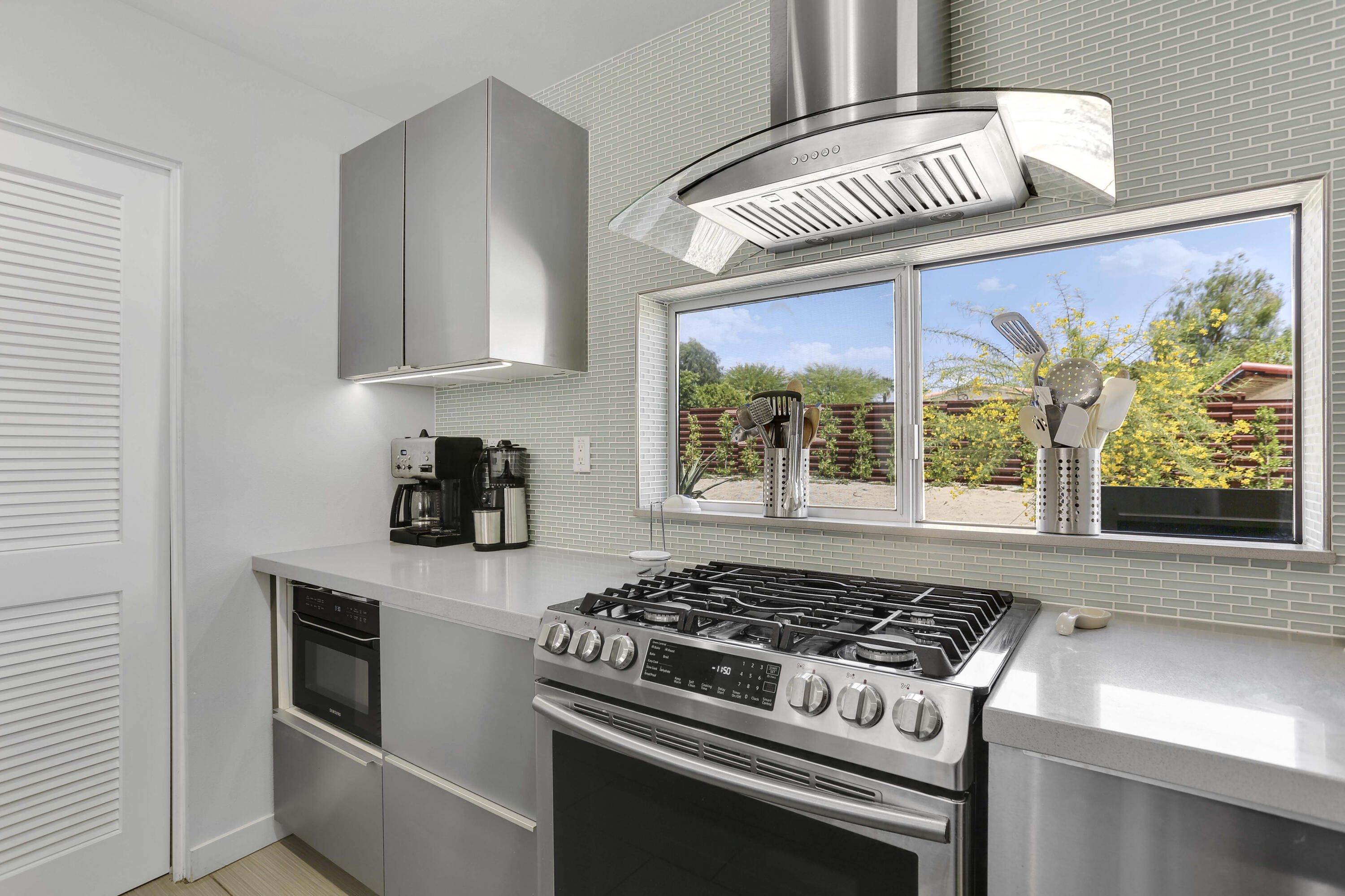 365 South Compadre Road Palm Springs, CA 92262 - Photo 17 of 44 q