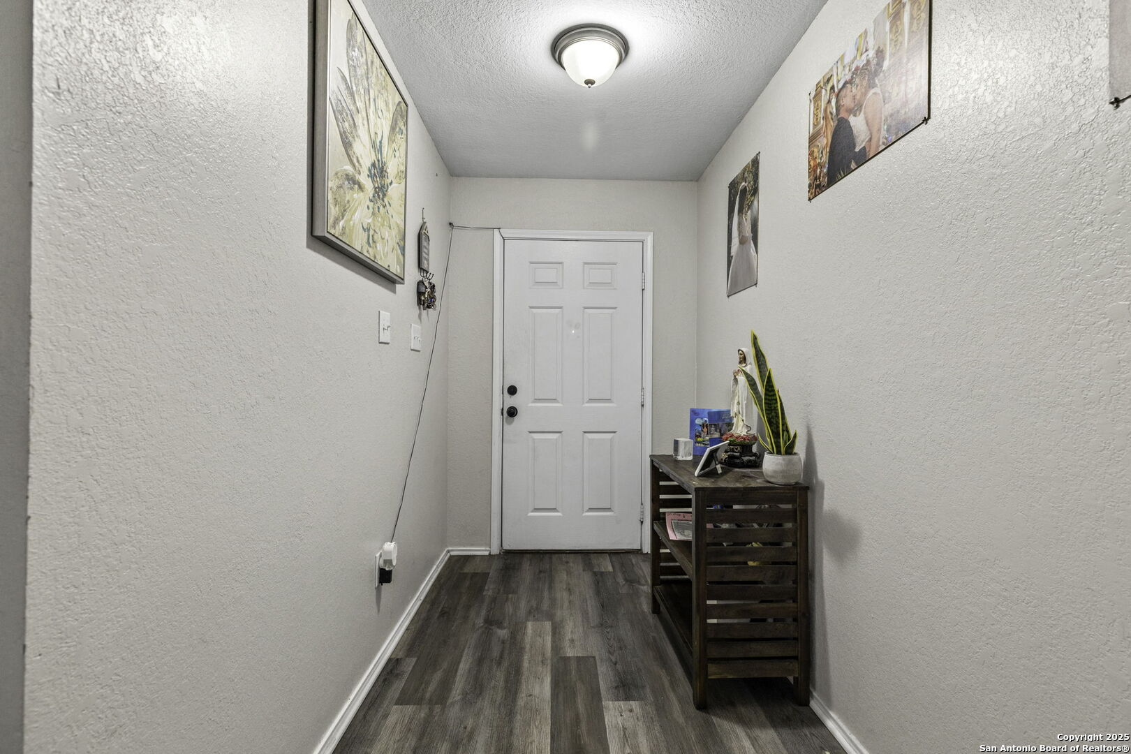 6931 Pecan Converse, TX 78109 - Photo 4 of 25 a view of a hallway with wooden floor and entryway