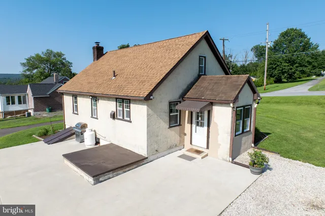 $574,900 | 131 Squirrel Hollow Road, Douglassville, PA 19518