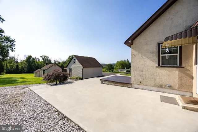 $574,900 | 131 Squirrel Hollow Road, Douglassville, PA 19518