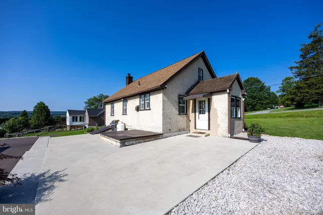 $574,900 | 131 Squirrel Hollow Road, Douglassville, PA 19518