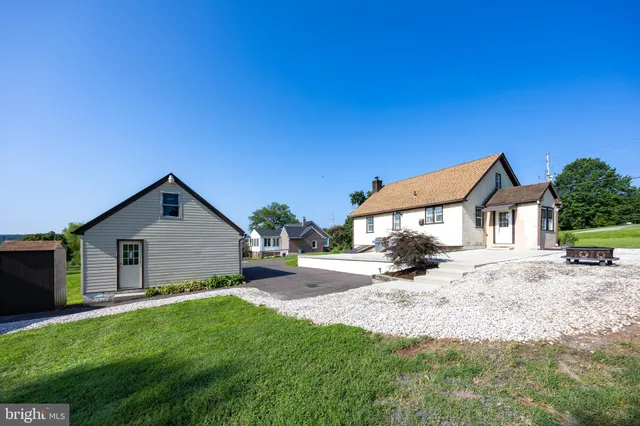 $574,900 | 131 Squirrel Hollow Road, Douglassville, PA 19518