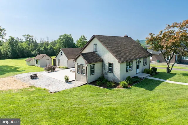 $574,900 | 131 Squirrel Hollow Road, Douglassville, PA 19518