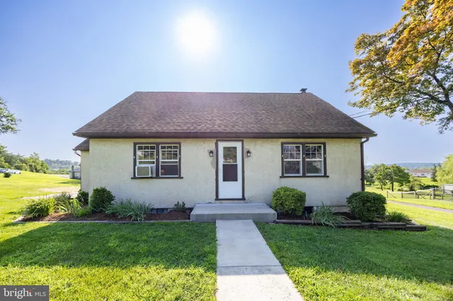 $574,900 | 131 Squirrel Hollow Road, Douglassville, PA 19518