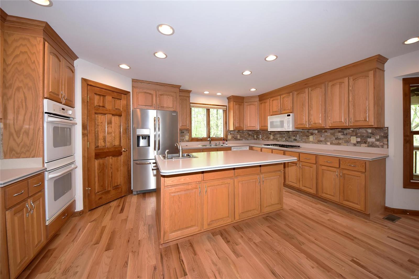 418 Old Colony Road Defiance, MO 63341 - Photo 3 of 85 Gallery Image 3