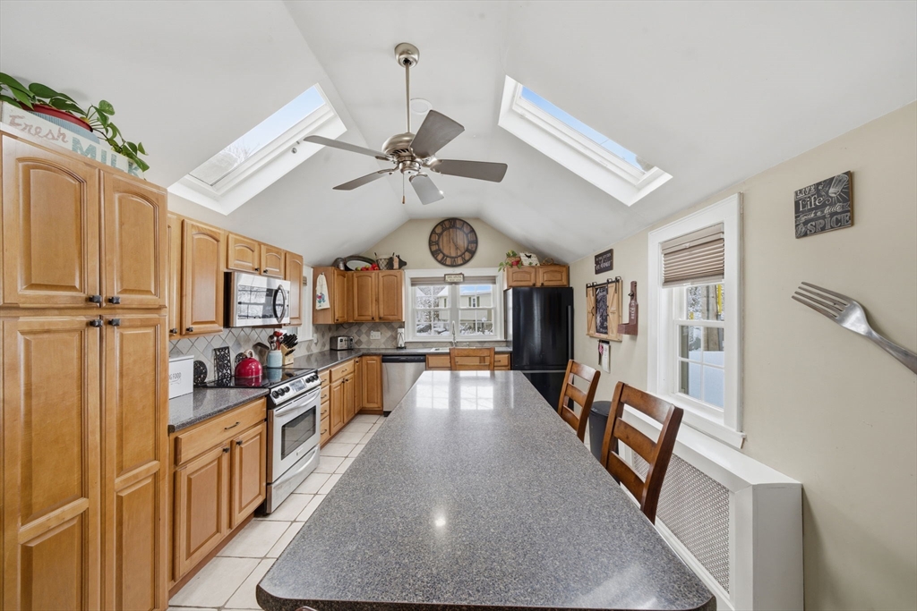 136 Bedford Road Woburn, MA 01801 - Photo 4 of 41