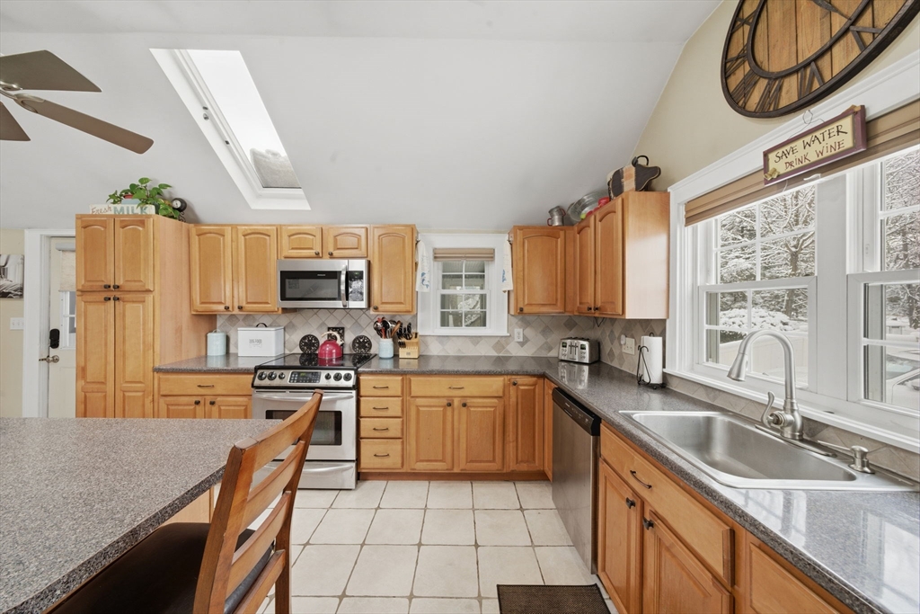 136 Bedford Road Woburn, MA 01801 - Photo 6 of 41