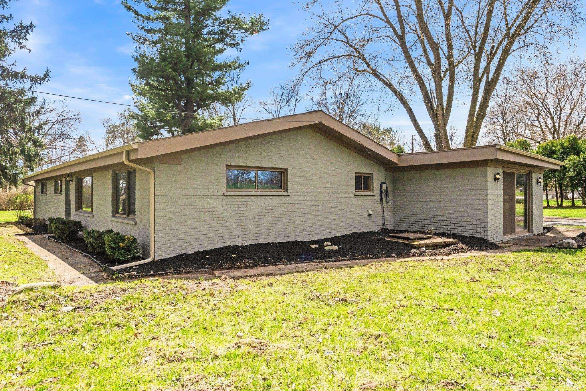 6328 Smith Road Fort Wayne, IN 46809 - Photo 3 of 27