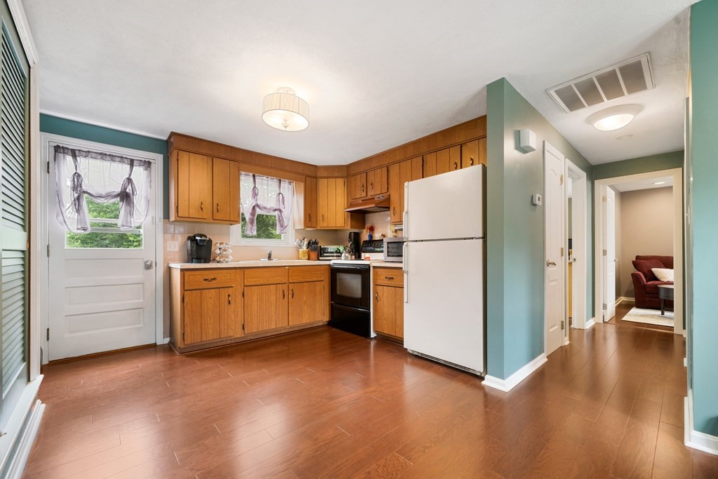 3 Norman Road Reading, MA 01867 - Photo 7 of 32