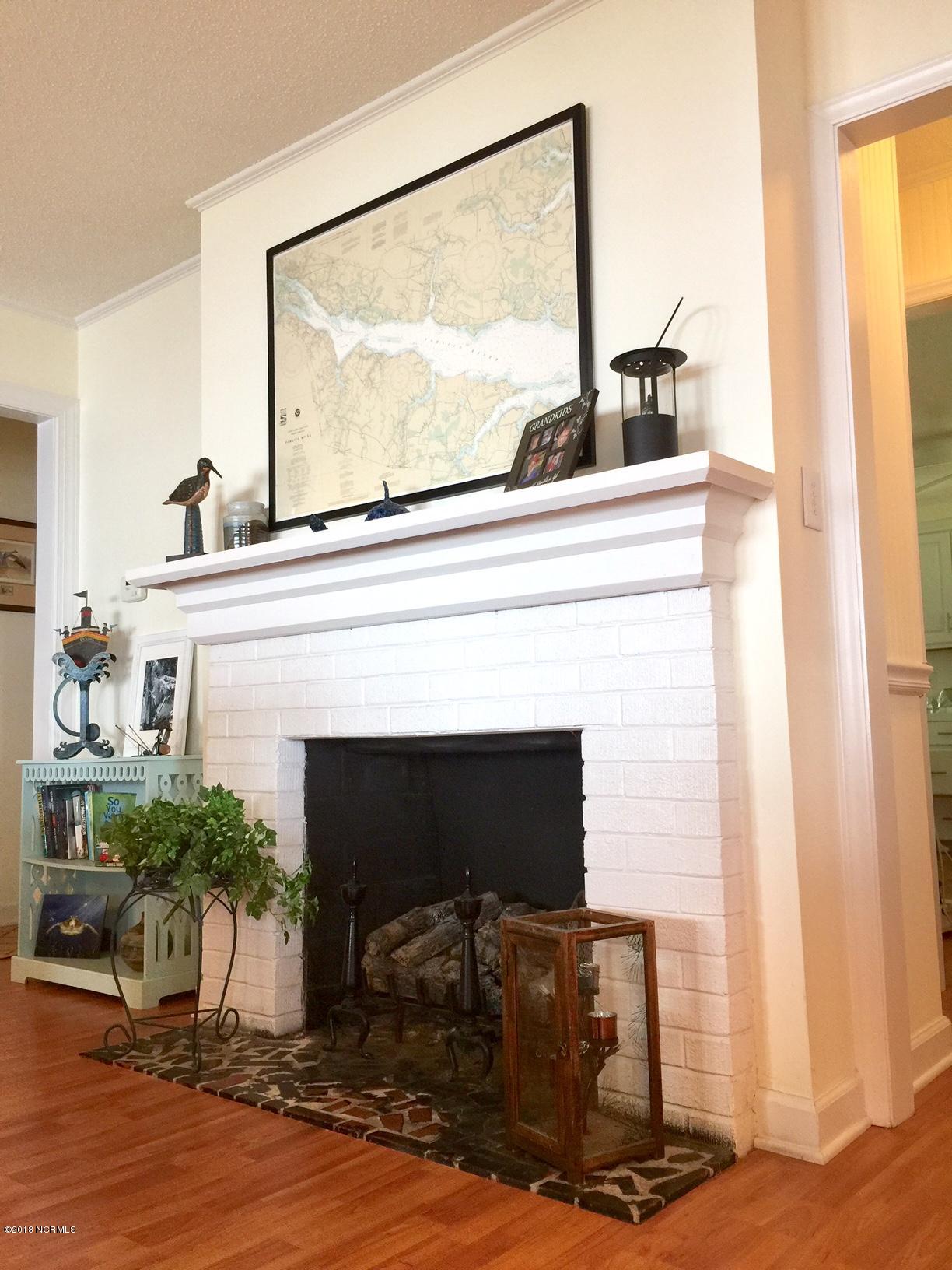 830 Ross Road Bath, NC 27808 - Photo 15 of 40 LivingRoom3