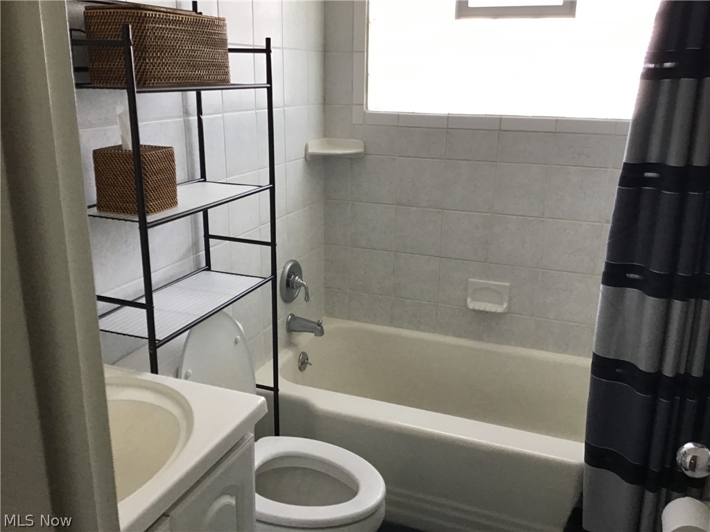 1589 Chelmsford Road Cleveland, OH 44124 - Photo 8 of 26 Gallery Image 8