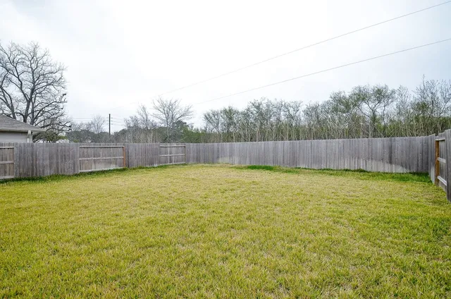 $1,800 | 305 Riverwood Village Lane, Sealy, TX 77474