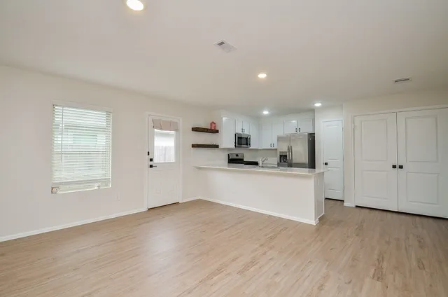 $1,800 | 305 Riverwood Village Lane, Sealy, TX 77474