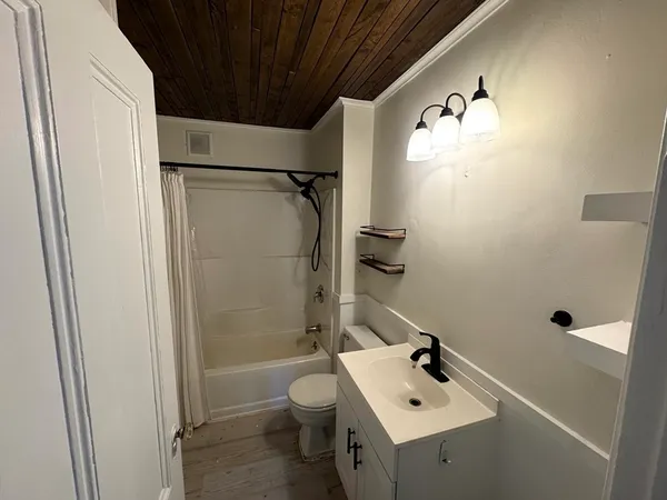 $2,500 | 195 Court Street, Unit 2, Plymouth, MA 02360
