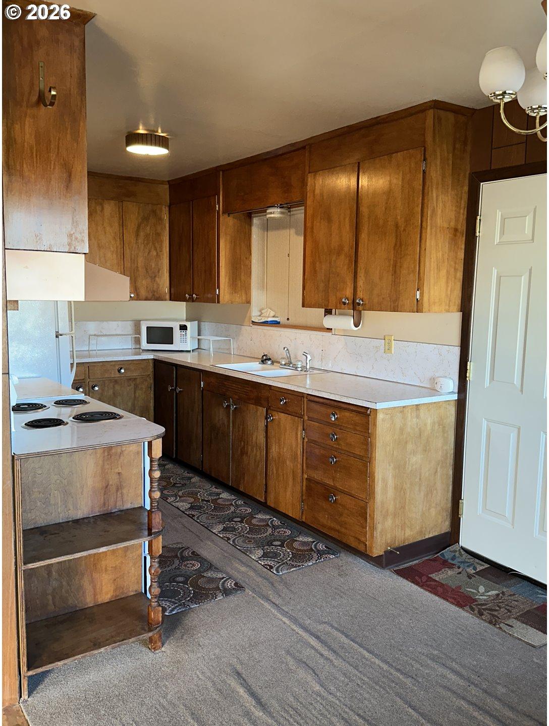 610 Southeast Isaac Avenue Pendleton, OR 97801 - Photo 13 of 27 Kitchen