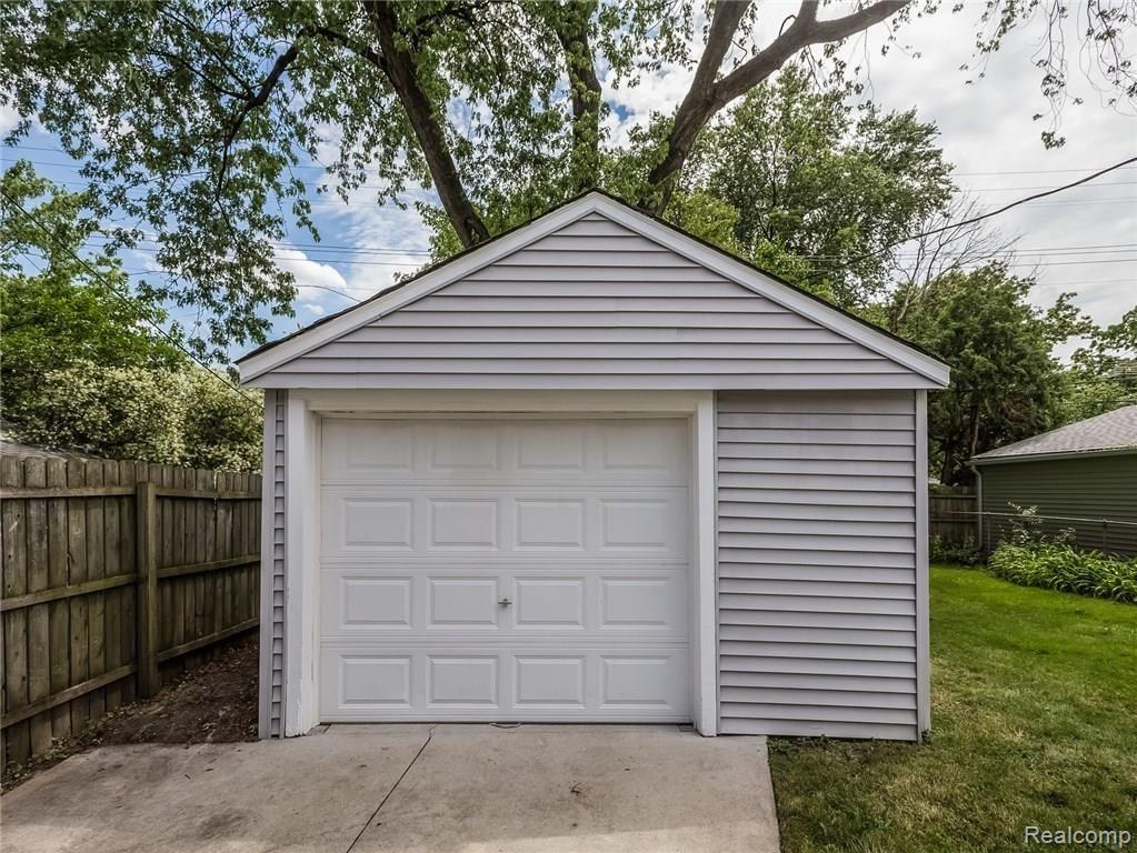 2211 Columbia Road Berkley, MI 48072 - Photo 38 of 44
