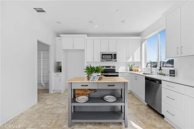 $659,990 | 9423 1/2 North Sepulveda Blvd Hills, Unit 2, Mission Hills, CA 91345