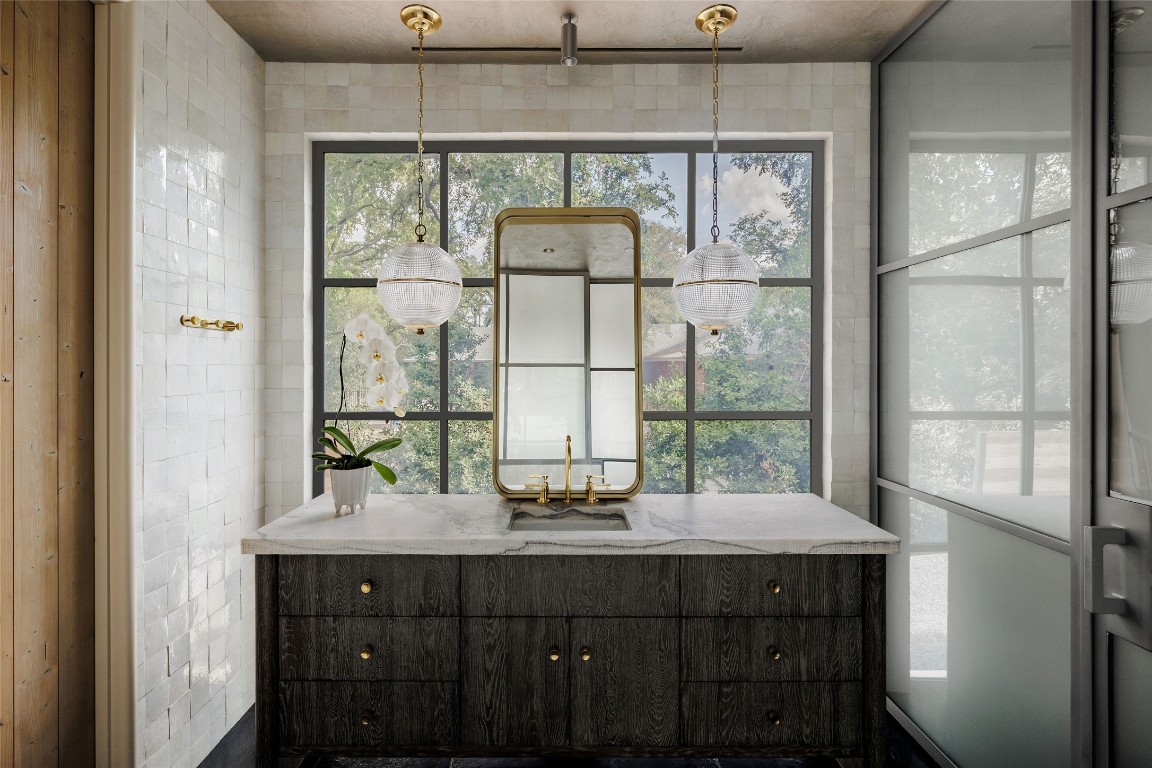 2600 Tanglewood Trail Austin, TX 78703 - Photo 21 of 35 a bathroom with a sink window and mirror