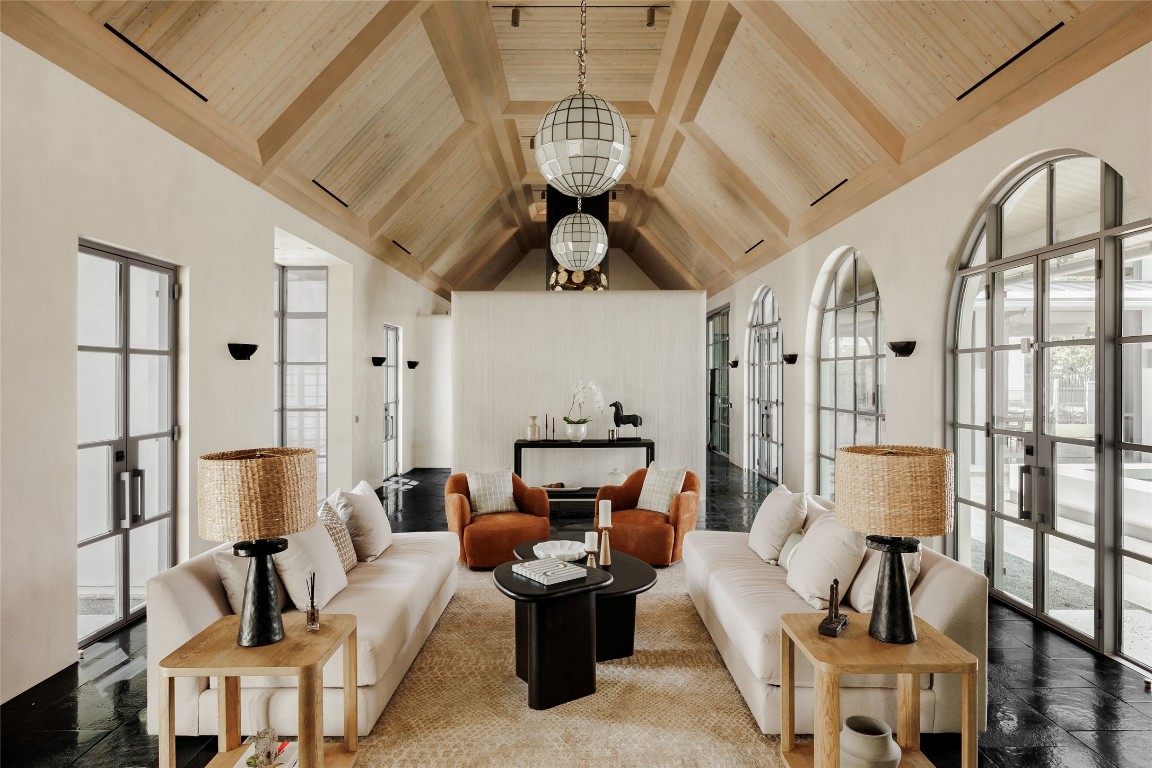 2600 Tanglewood Trail Austin, TX 78703 - Photo 7 of 35 a living room with furniture