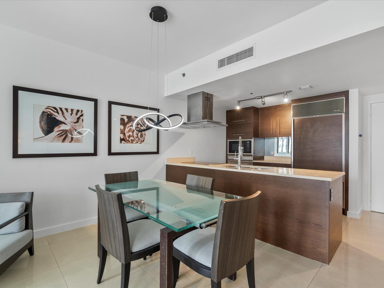 485 Brickell Avenue, Unit 2107 Miami, FL 33131 - Photo 5 of 18 a dining room with furniture and window