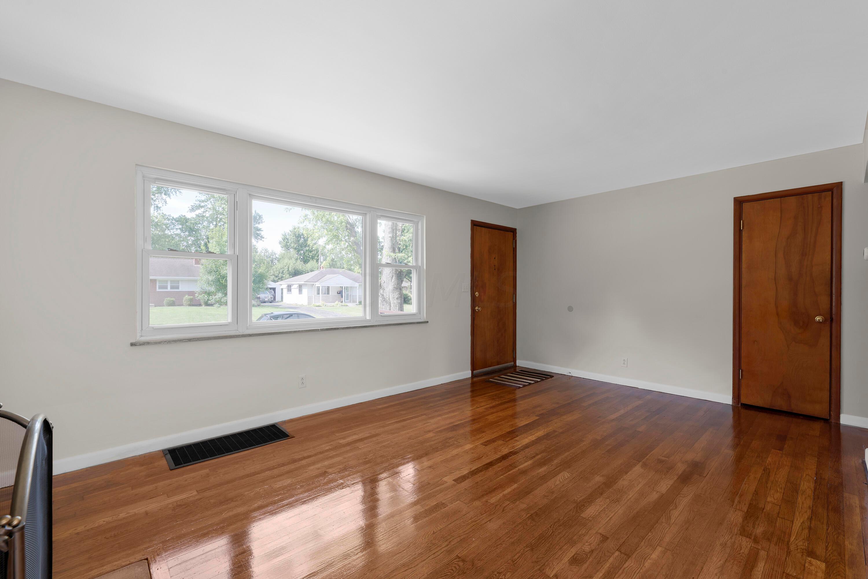 2434 Woodstock Road Columbus, OH 43221 - Photo 6 of 51 MAR_8956