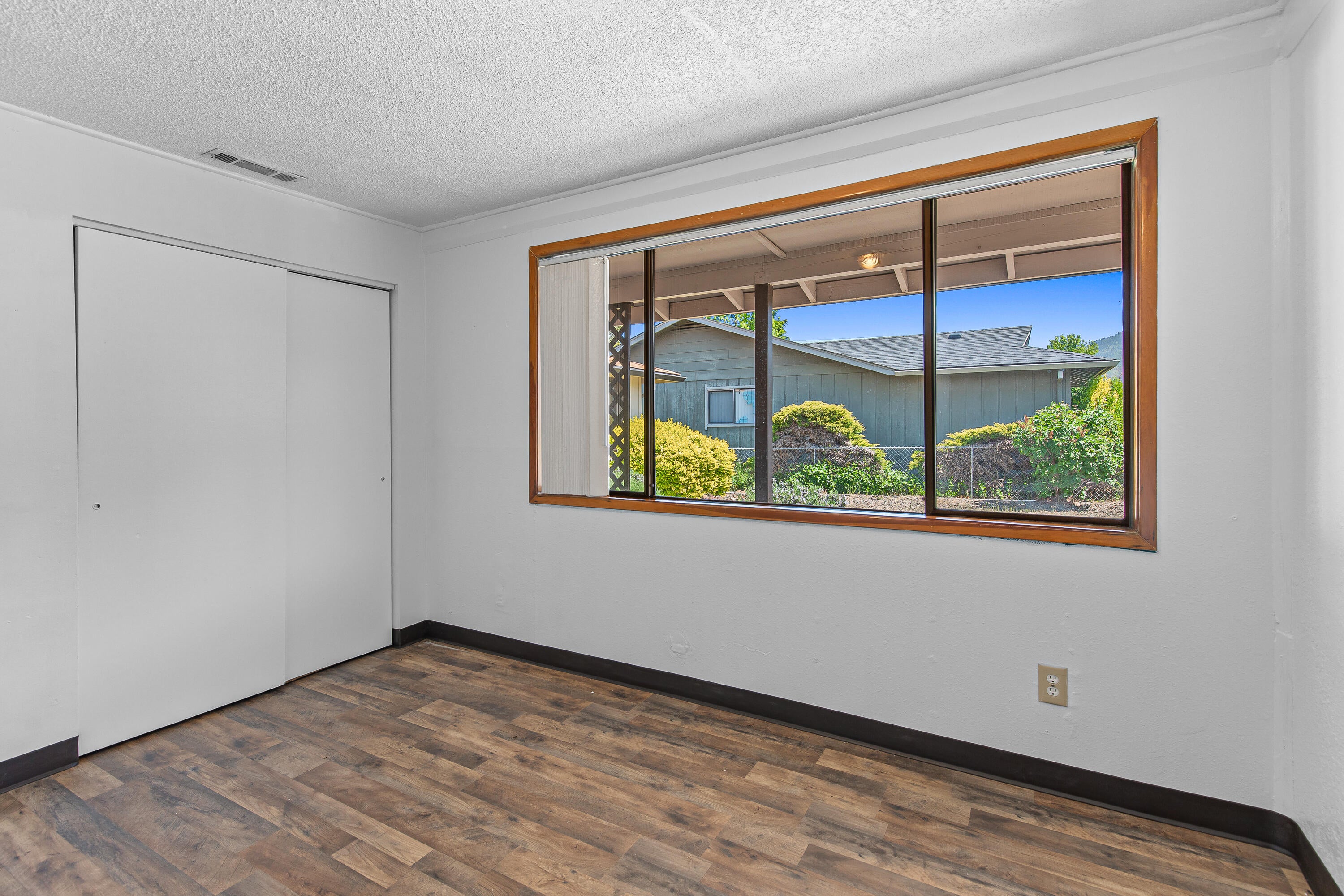 2139 Delta Waters Road Medford, OR 97504 - Photo 4 of 34 9R9A4770