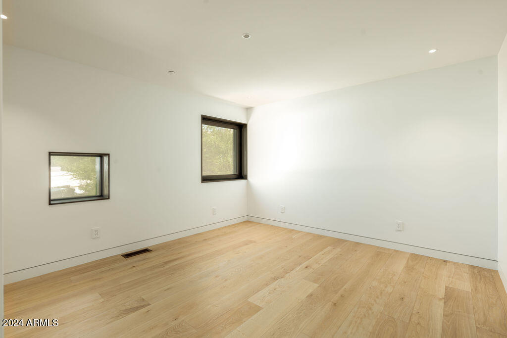 1740 East Ocotillo Road, Unit 4 Phoenix, AZ 85016 - Photo 13 of 20 an empty room with a workbench