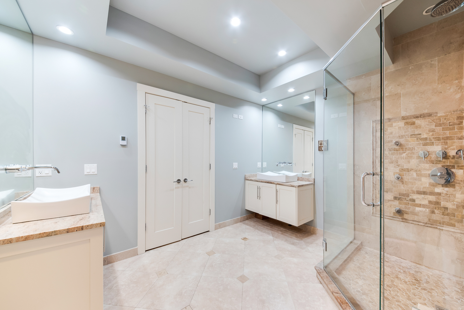 4029 South Ellis Avenue, Unit 3N Chicago, IL 60653 - Photo 13 of 19 a bathroom with a sink a mirror and a bathtub