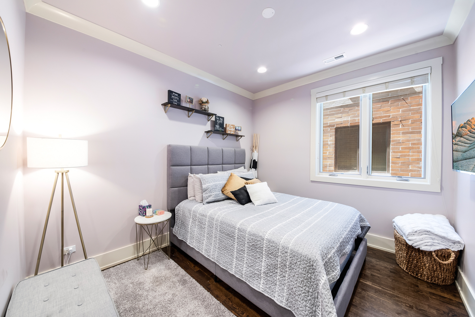 4029 South Ellis Avenue, Unit 3N Chicago, IL 60653 - Photo 14 of 19 a bedroom with a bed and a lamp on table