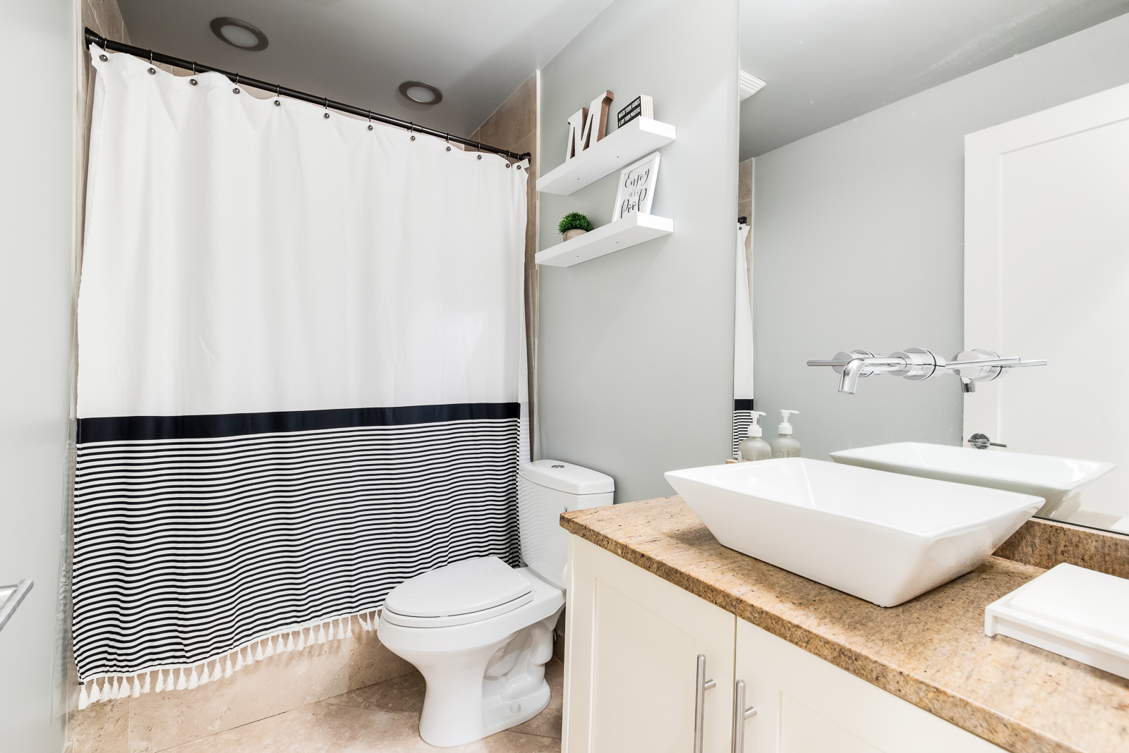 4029 South Ellis Avenue, Unit 3N Chicago, IL 60653 - Photo 16 of 19 a bathroom with a sink a toilet and shower curtain