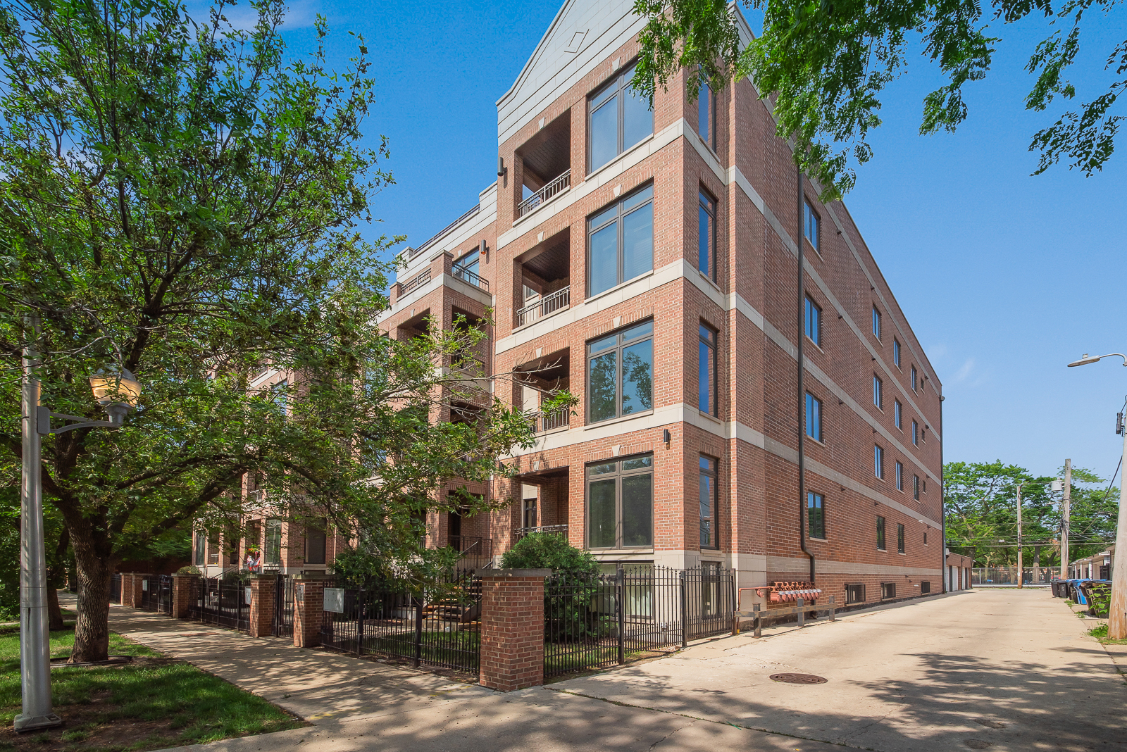 4029 South Ellis Avenue, Unit 3N Chicago, IL 60653 - Photo 2 of 19 a front view of a building